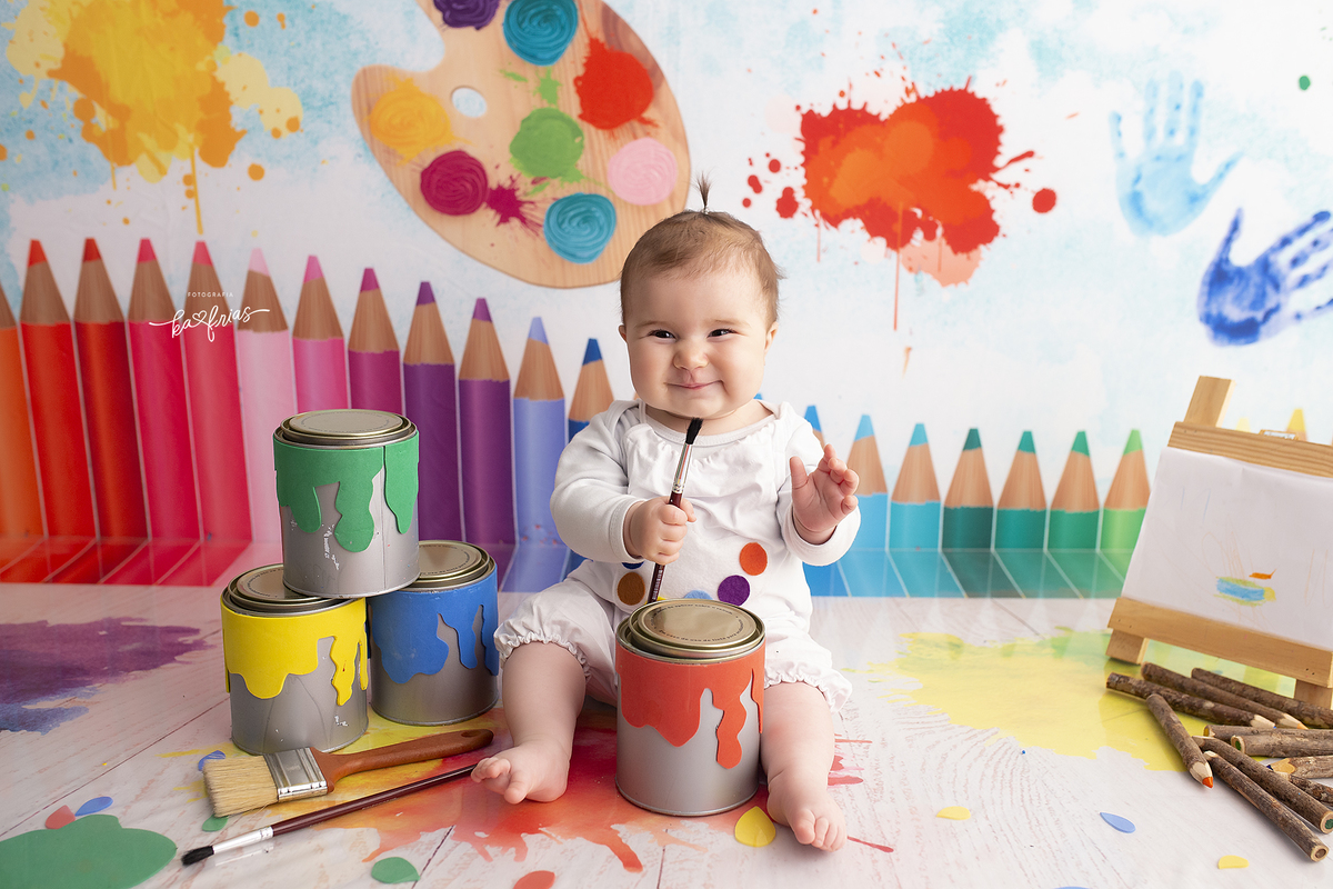 a menina brinca no cenario de pintor