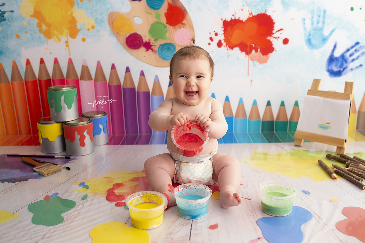 no acompanhamento mensal a bebe usa as tintas