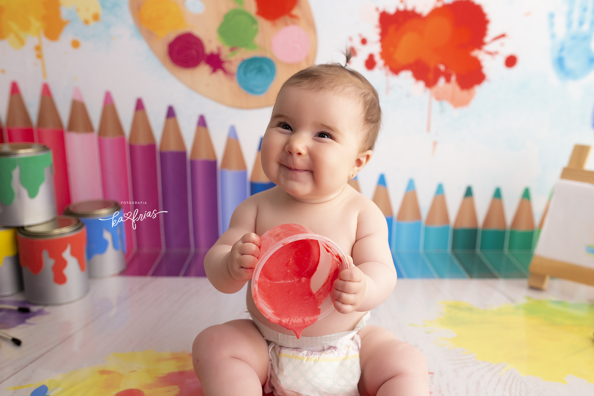 a menina faz carinha de sapeca nas fotos mensais