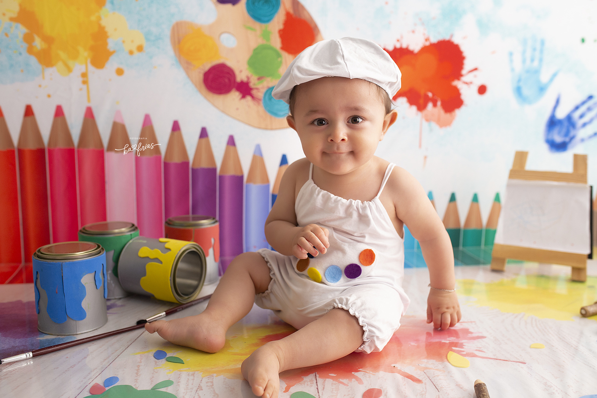 no acompanhamento mensal o menino olha para a fotografa de caxias do sul, ka frias