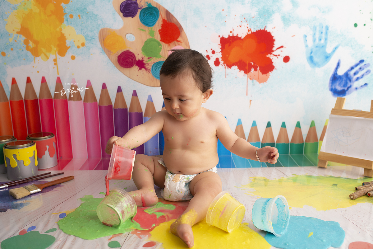 o menino se suja de tinta no ensaio infantil