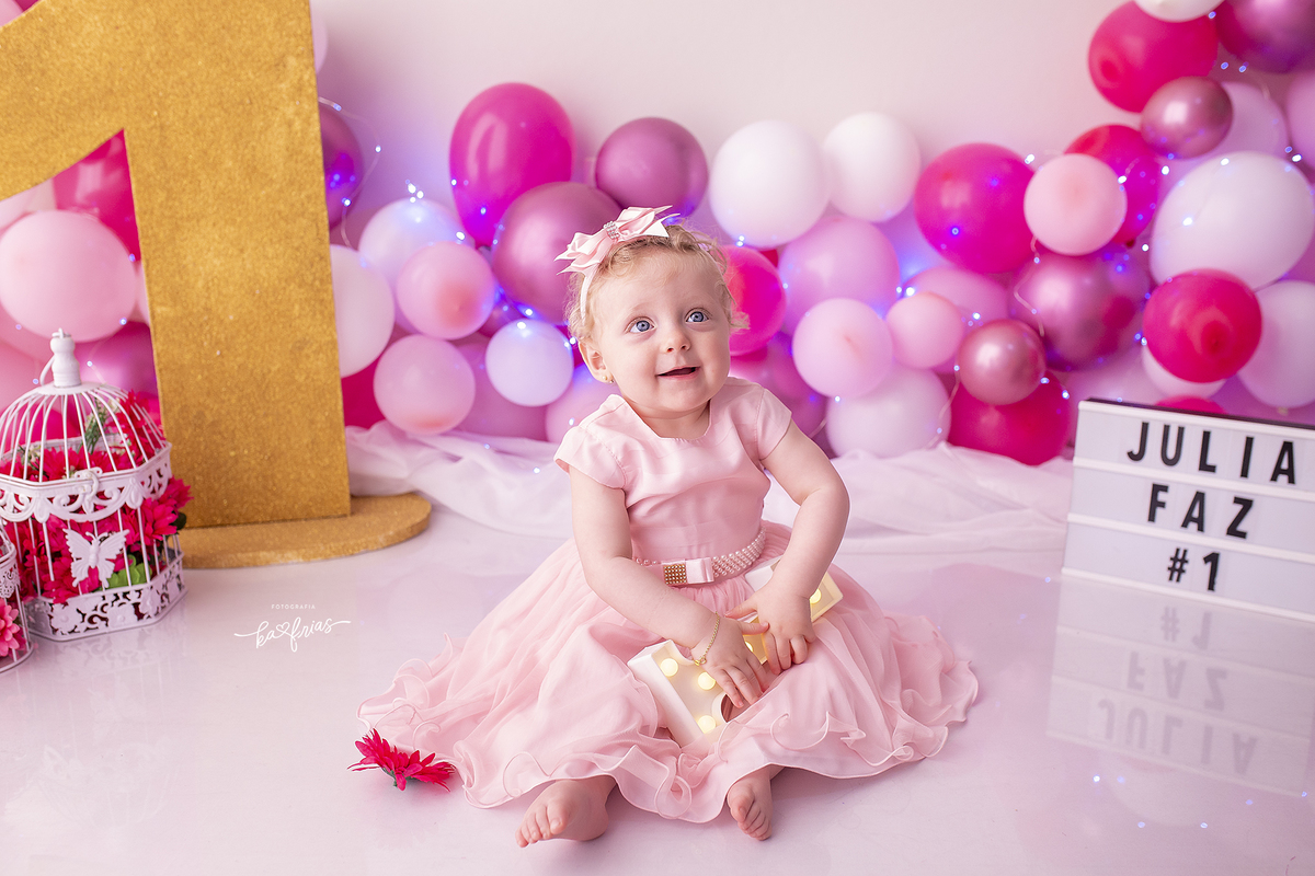 no ensaio infantil a bebe sorri