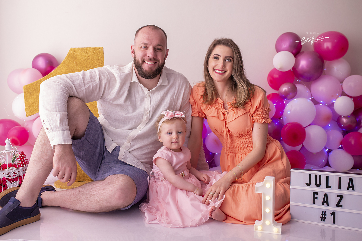 os pais participam das fotos do smash da filha