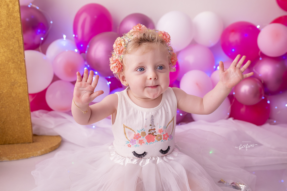a menina brinca durante ensaio infantil