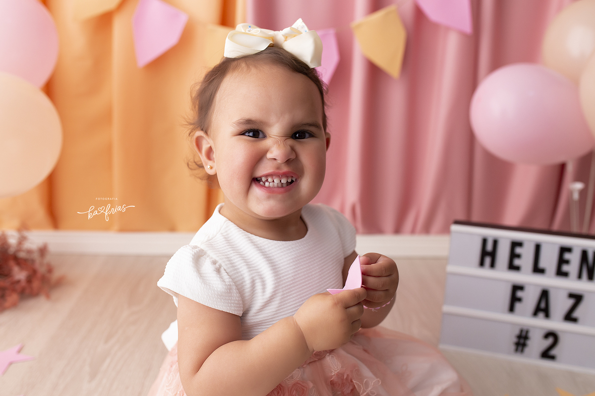 a menina sorri para a fotografa de crianças de caxias do sul, ka frias