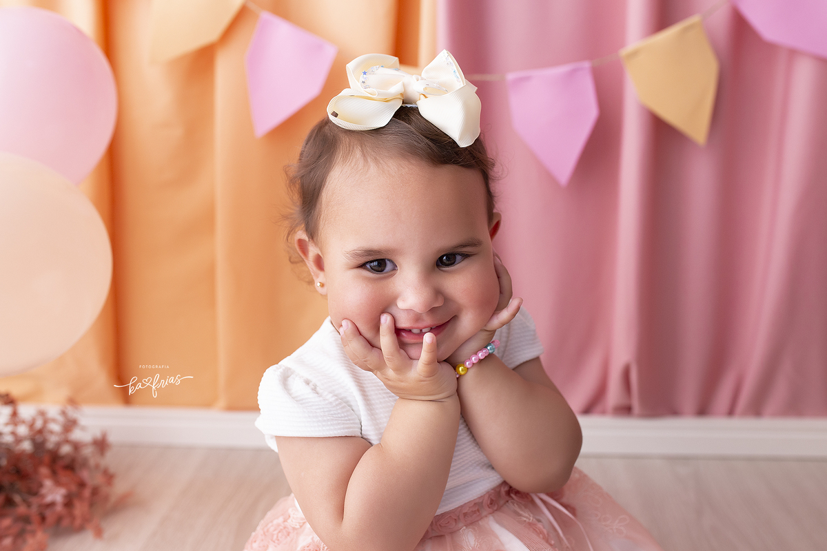 a menina faz pose no ensaio infantil em caxias do sul-rs