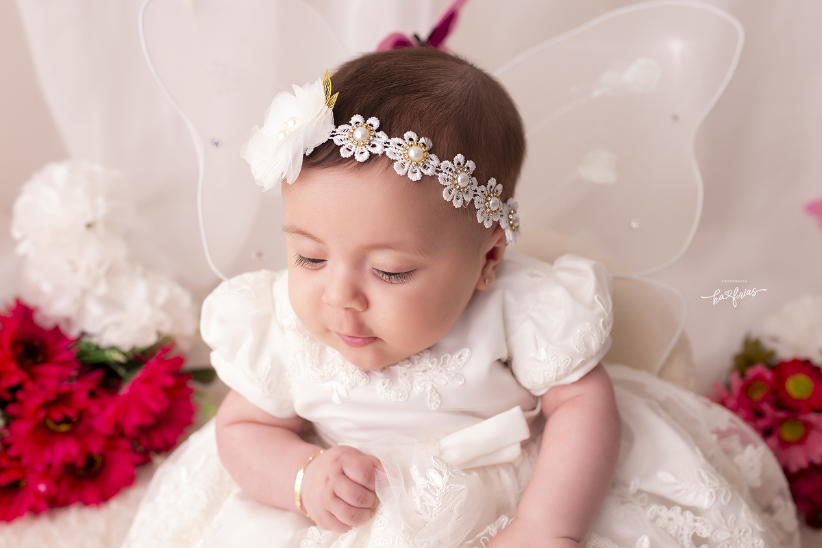 a menina olha para o chao no ensaio infantil