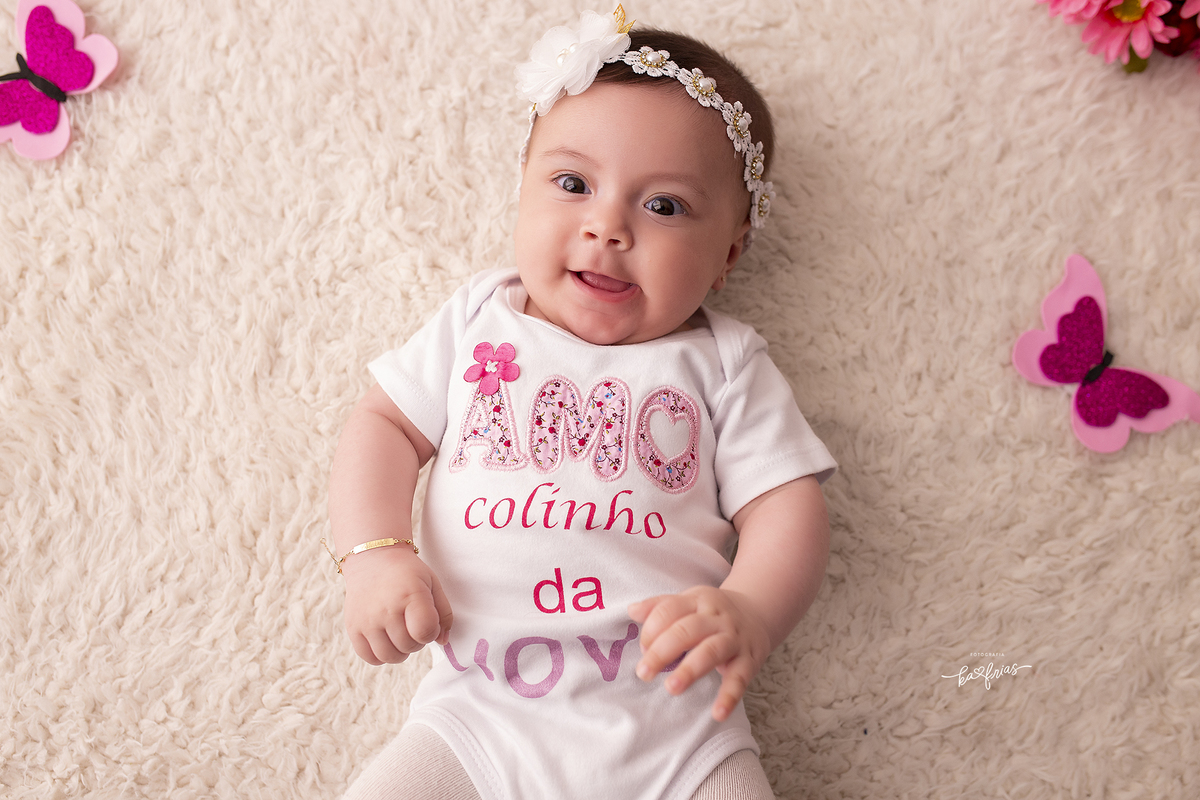 no acompanhamento mensal a menina esta com a roupa da vovó