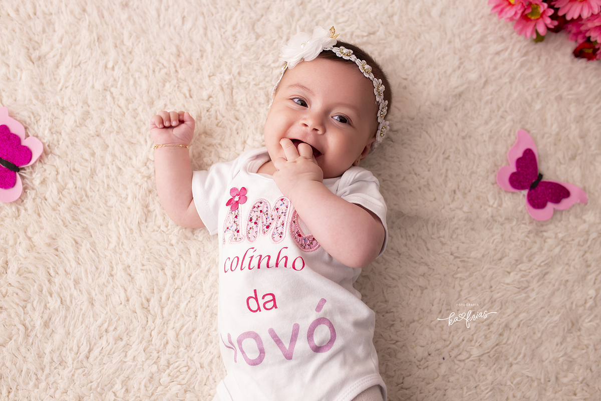 a menina esta sorrindo durante as fotos do acompanhamento mensal em caxias do sul-rs
