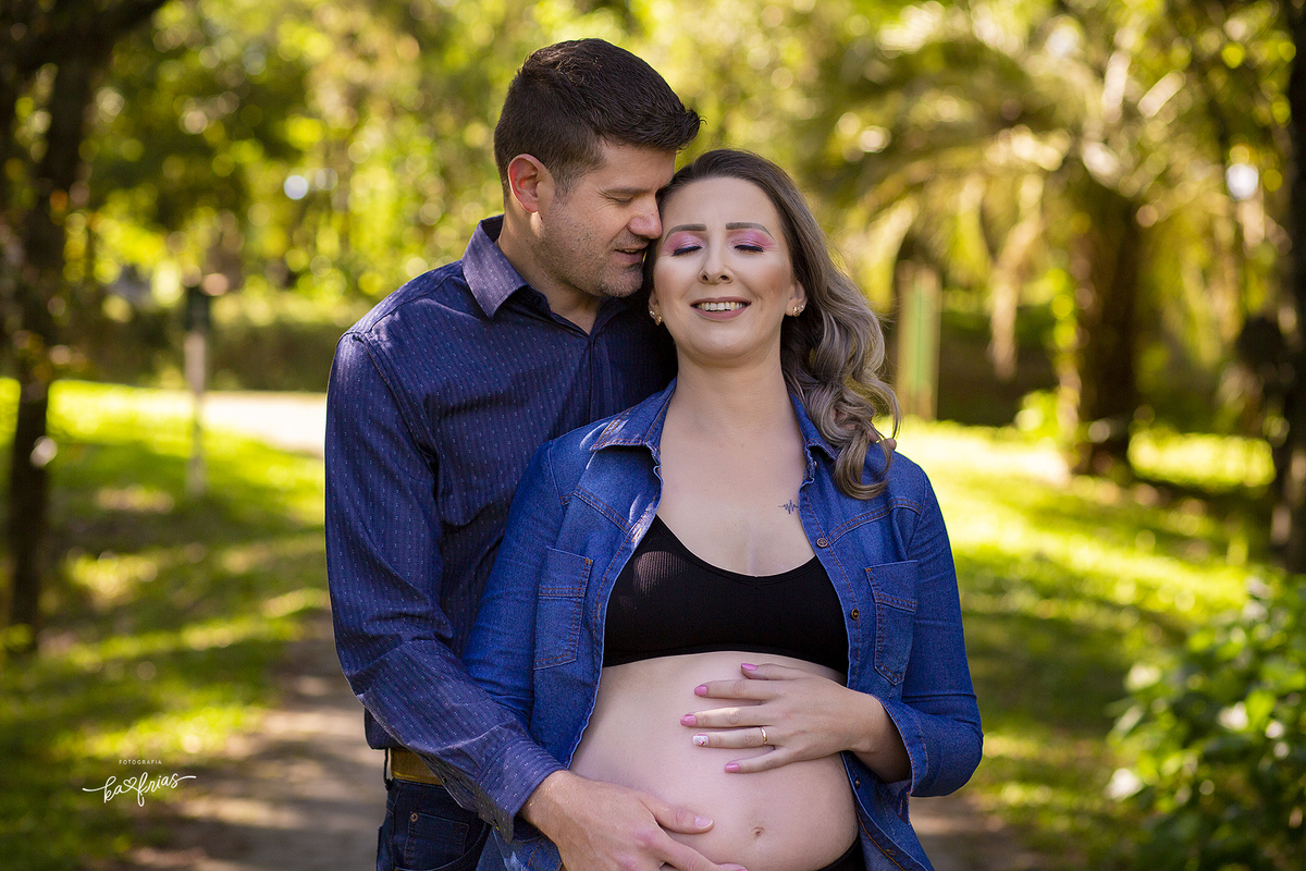 os pais se abraçam no ensaio de gestante em garibaldi-rs