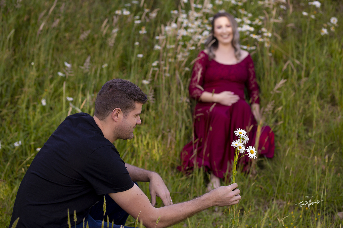 o pai segura flores no ensaio externo