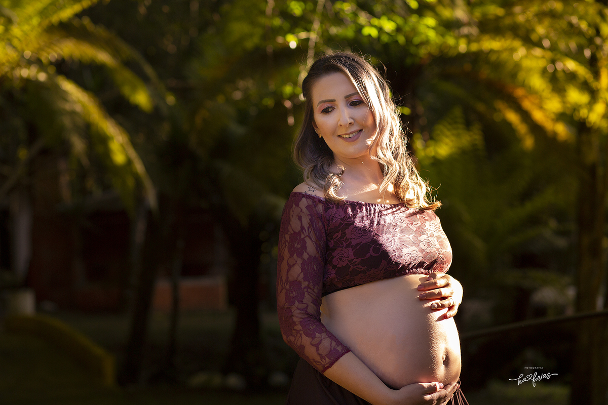 a gestante sorri no ensaio externo