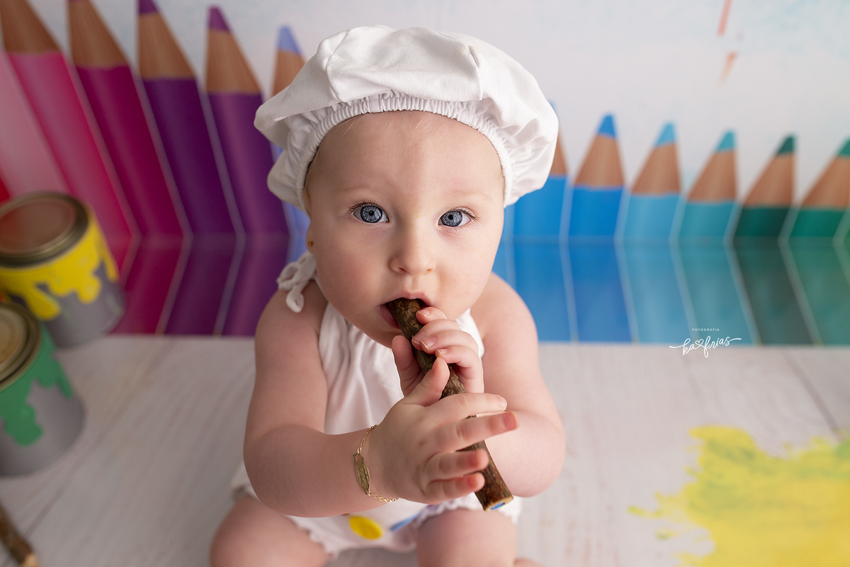a menina poe o lapis na boca para o ensaio de aquarela