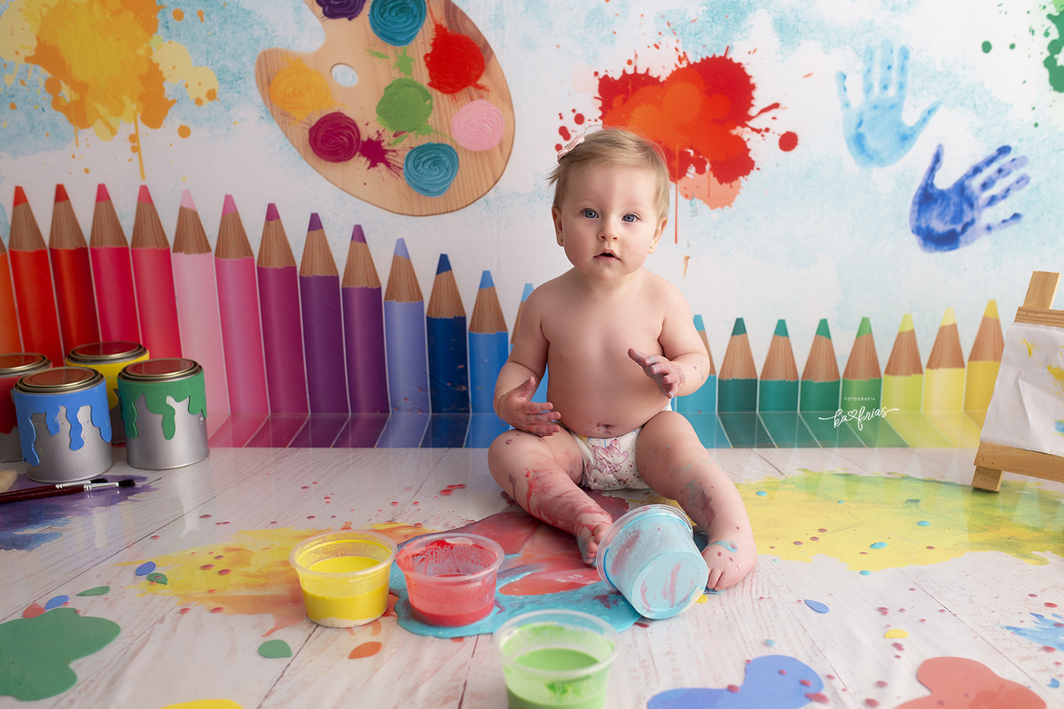 a bebe comeca a se sujar com as tintas