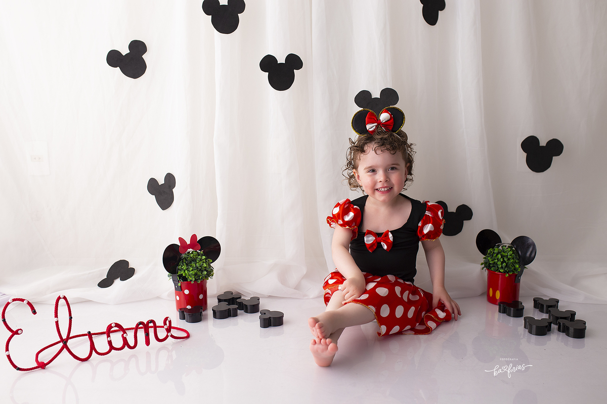 a menina posa para a fotografa de crianças de caxias do sul, ka frias