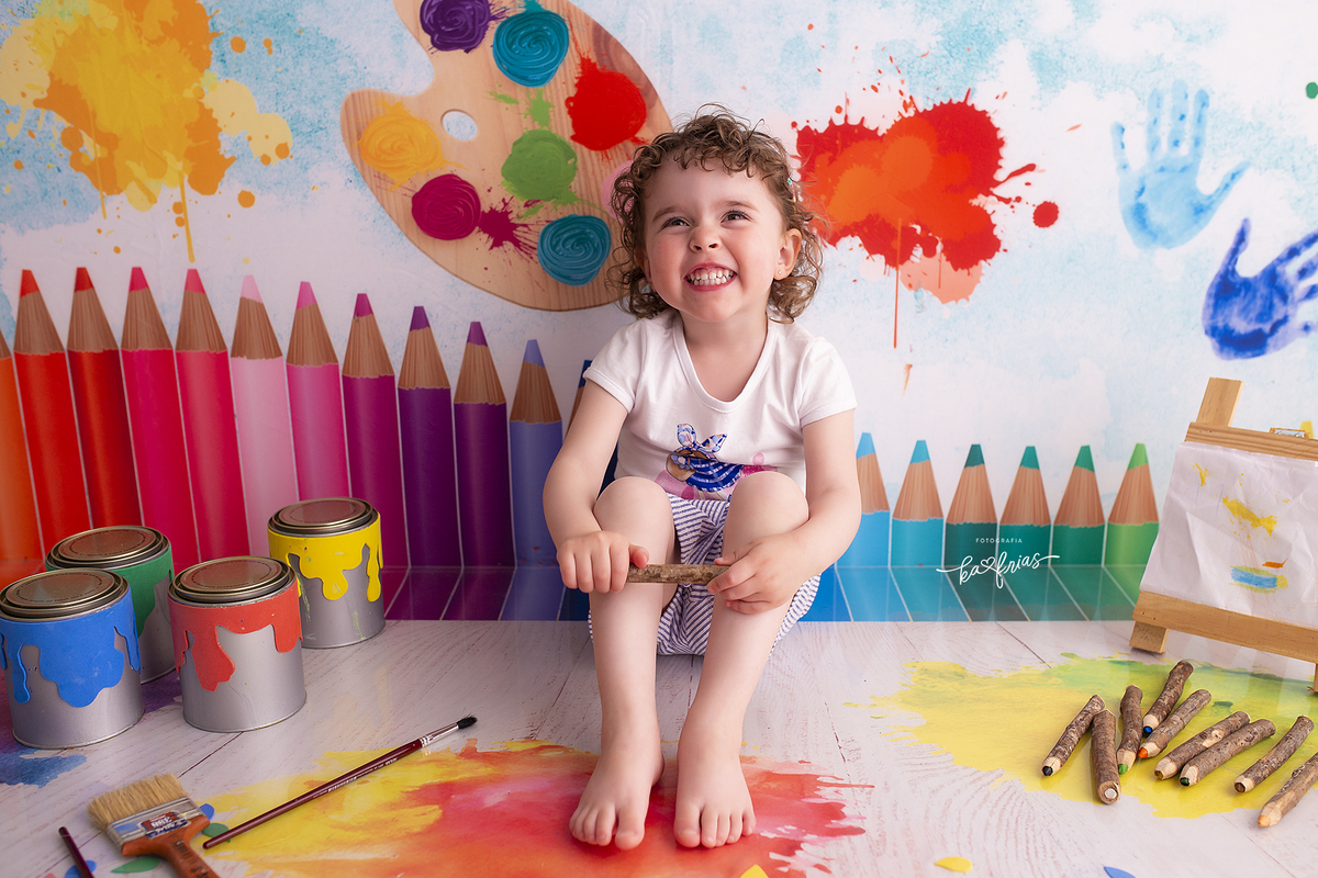 a menina sorri para a sessão de fotos