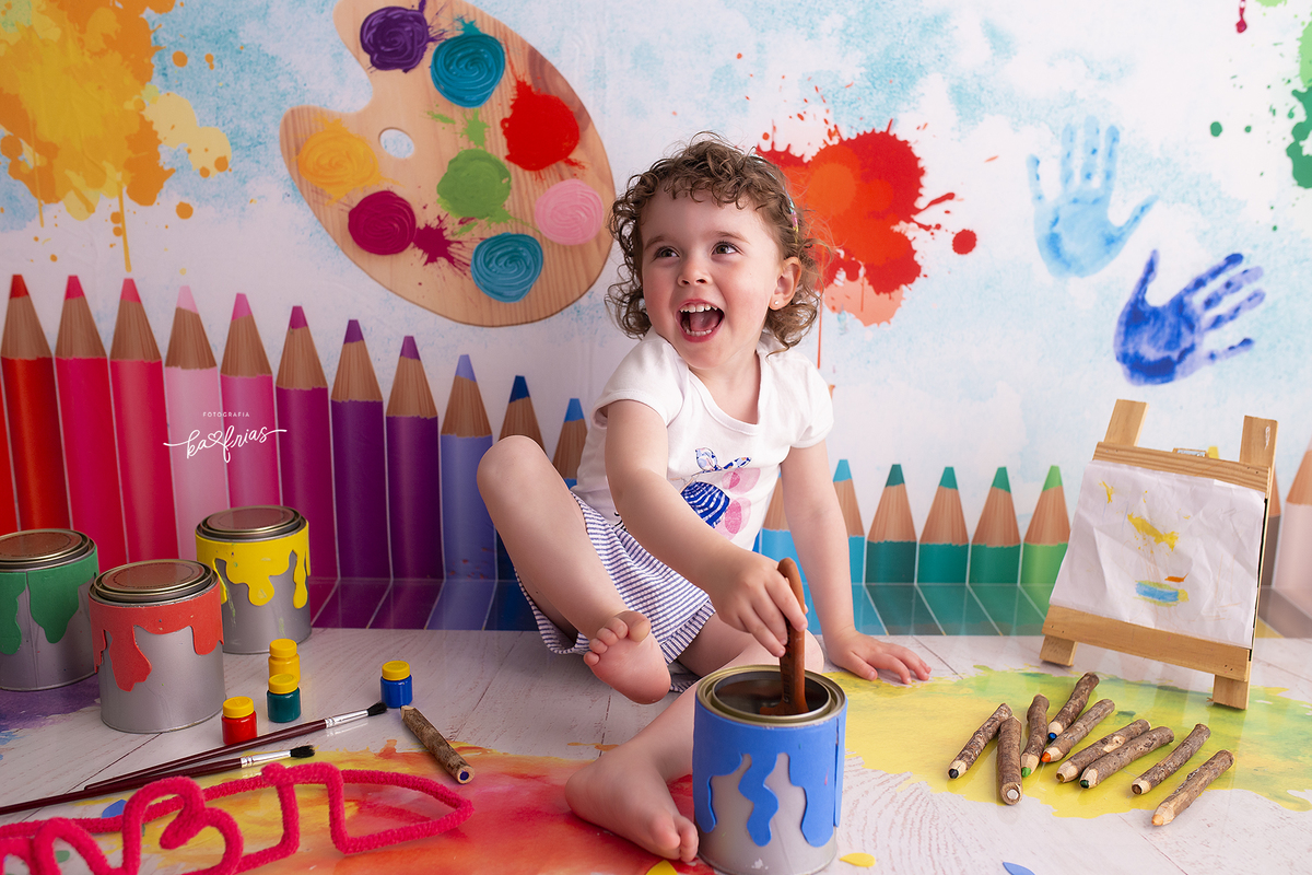 no ensaio infantil a criança brinca