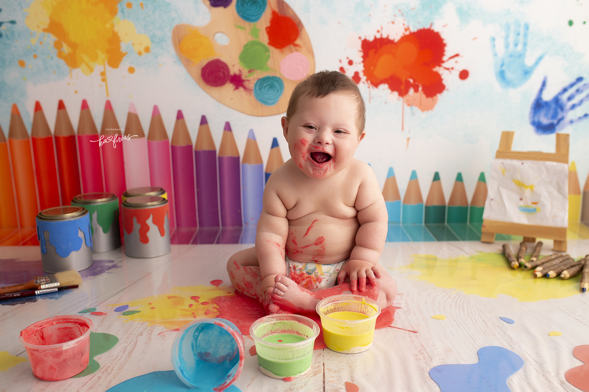 no ensaio infantil, damos tinta para as crianças se sujarem