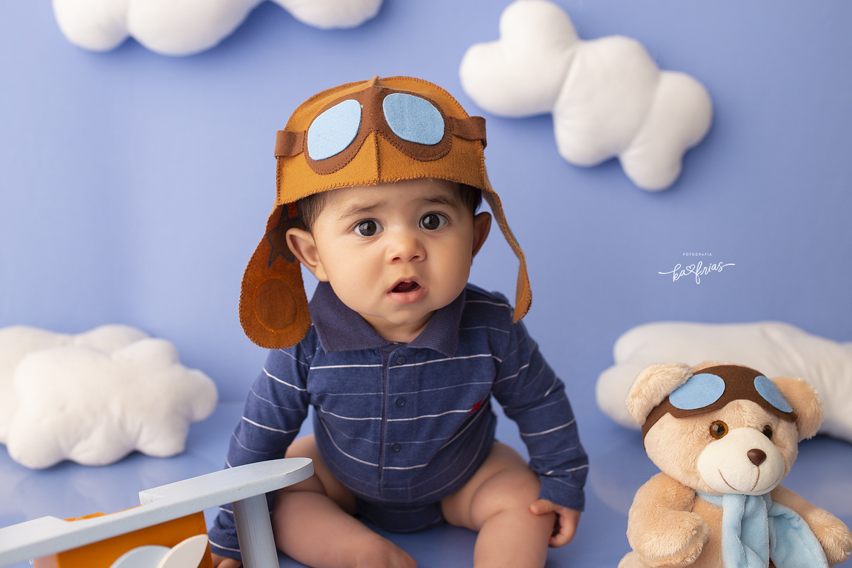 o menino esta vestido de aviador no acompanhamento mensal