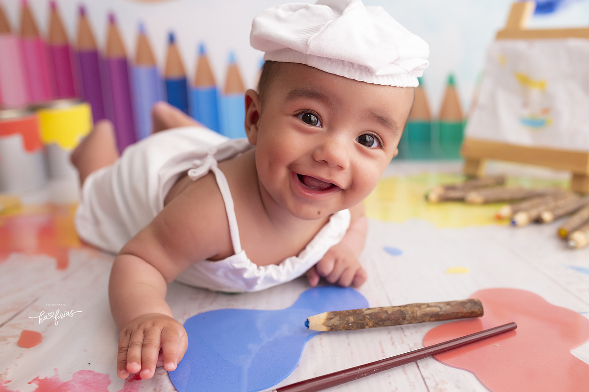 o menino sorri para a fotografa de bebes de caxias do sul. ka frias