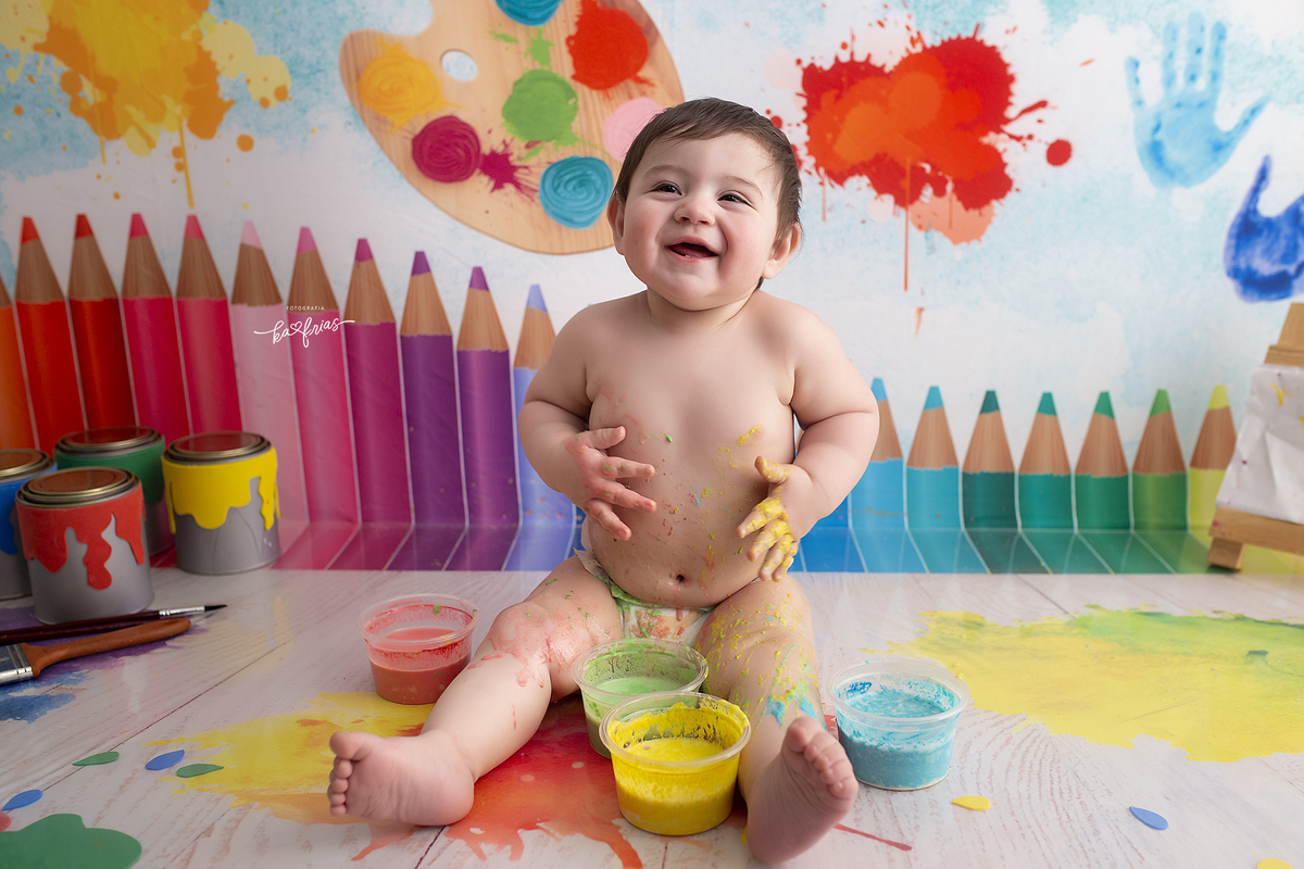 o menino brinca durante sessão de fotos