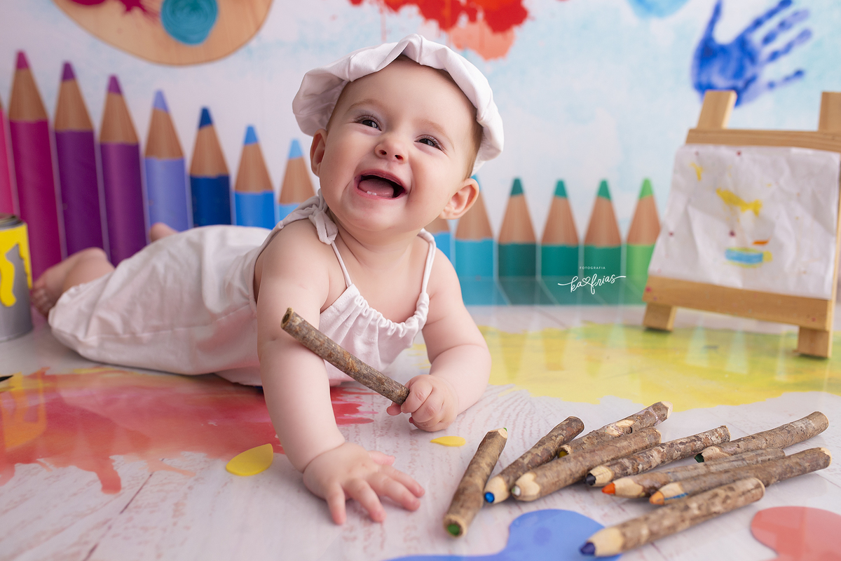no acompanhamento mensal a bebe esta vestida de pintora