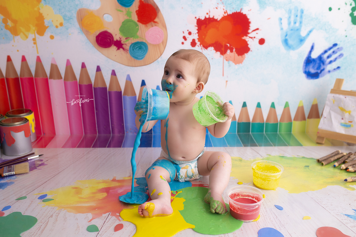 a bebe joga a tinta no chao no ensaio infantil