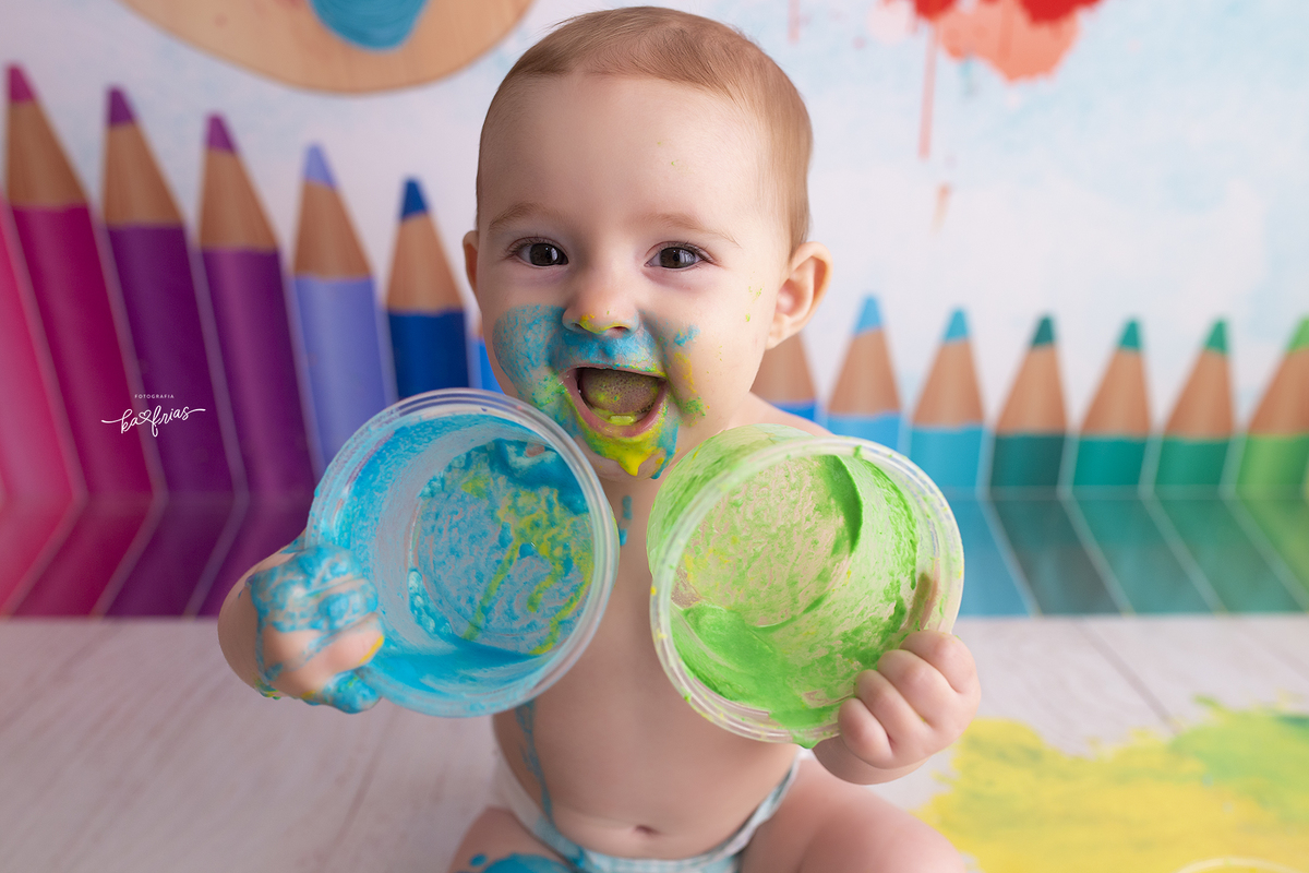 a menina sorri para a fotografa de bebes de caxias do sul, ka frias