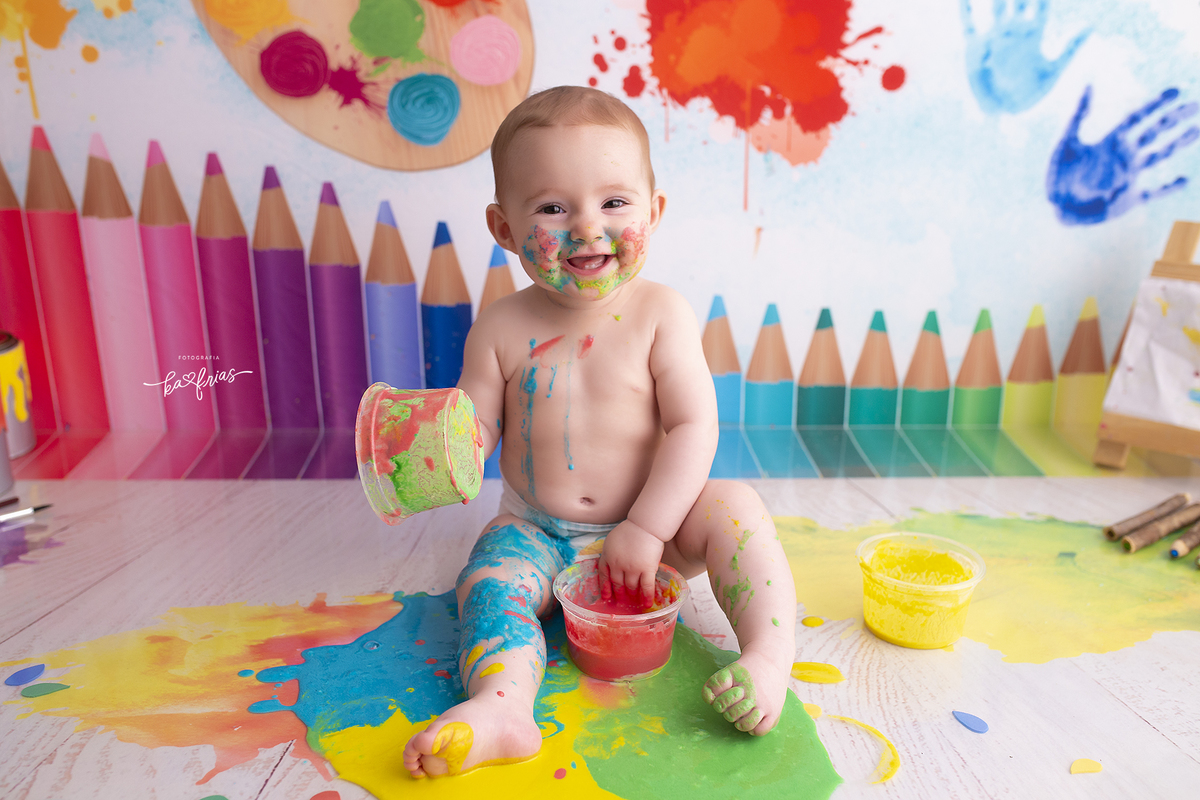 no ensaio infantil a bebe se lambuzou com tinta