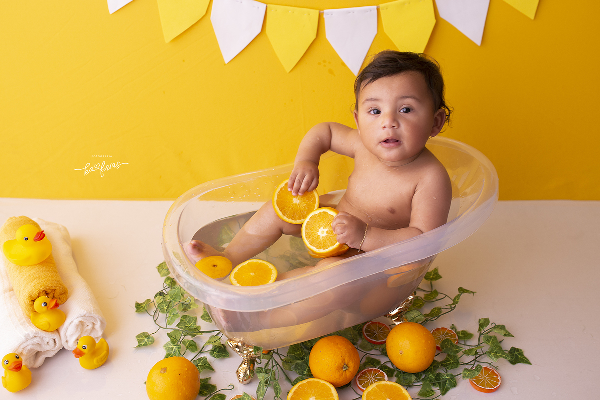 o menino brinca na banheira em caxias do sul-rs