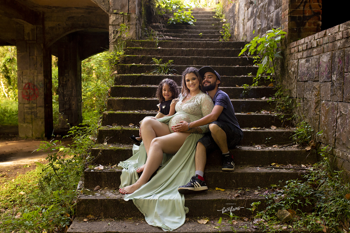 a familia participa do ensaio de gestante