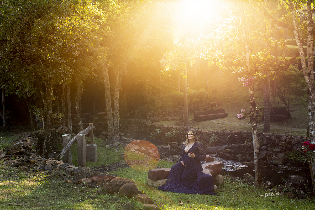 a gestante esta sentada ao cair do sol