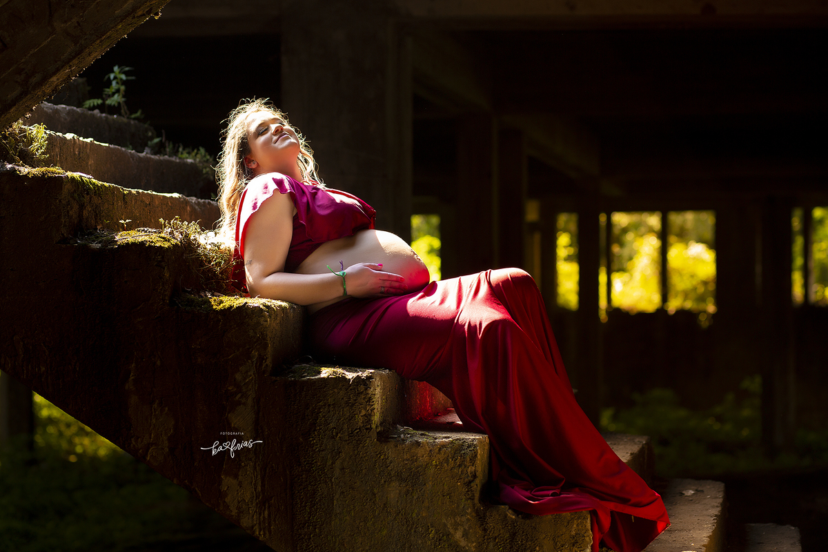 a gestante esta deitada na escada durante as fotos