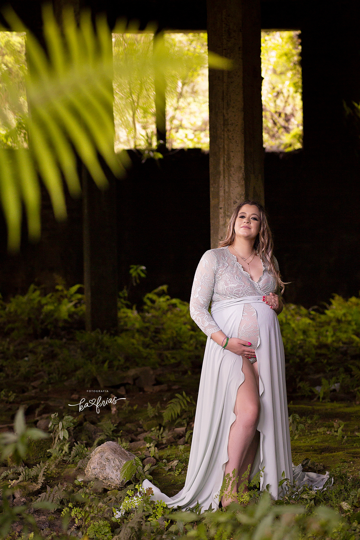 a gestante olha para a fotografa de gestantes de caxias do sul, ka frias