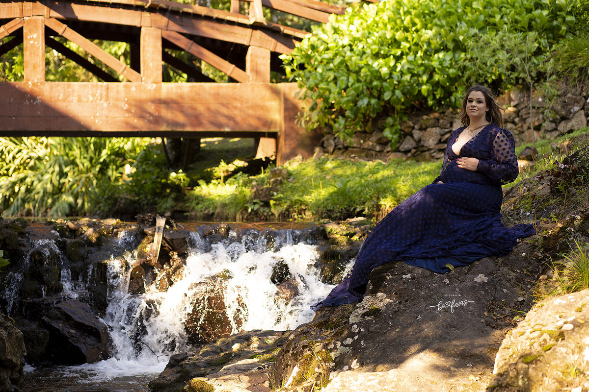 a gestante posa perto da cachoeira