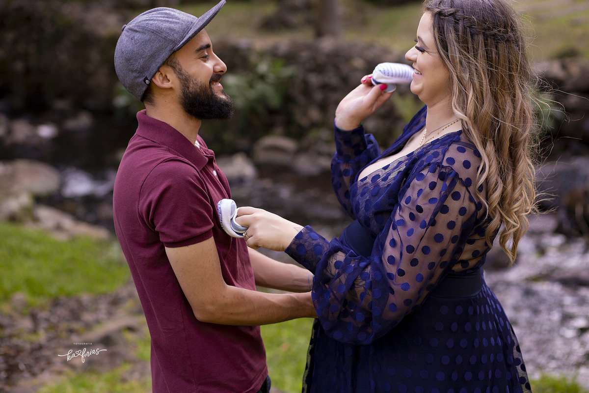 o pai e a mae brincam na sessão de fotos