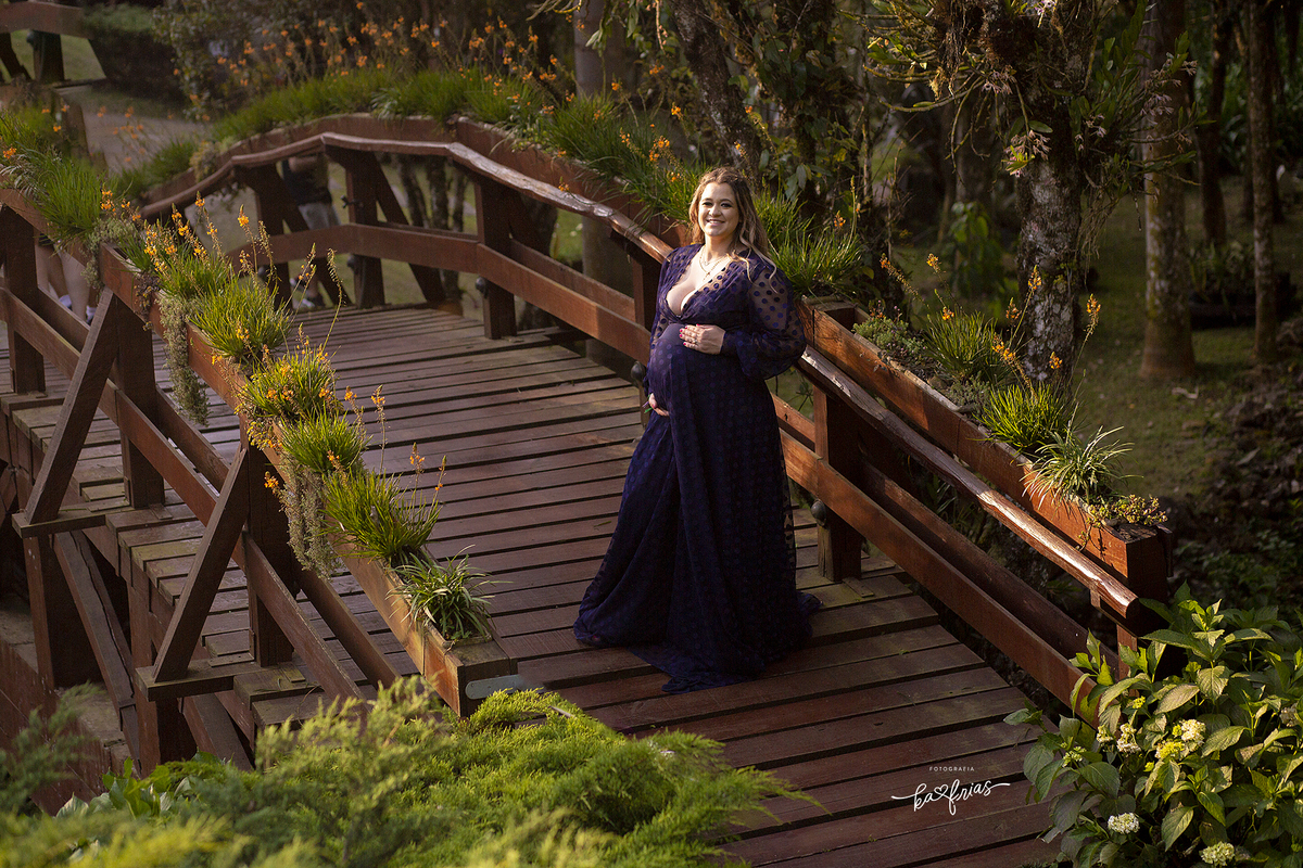 a gestante posa para a fotografa de caxias, ka frias