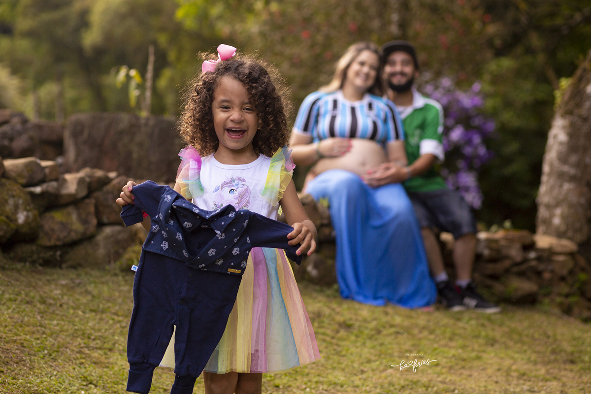 a irma sorri na sessão de gestante externa