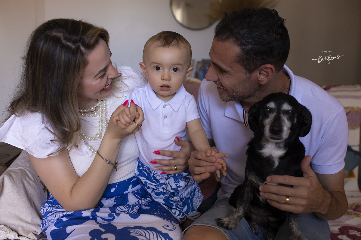 a familia brinca com o filho no acompanhamento mensal