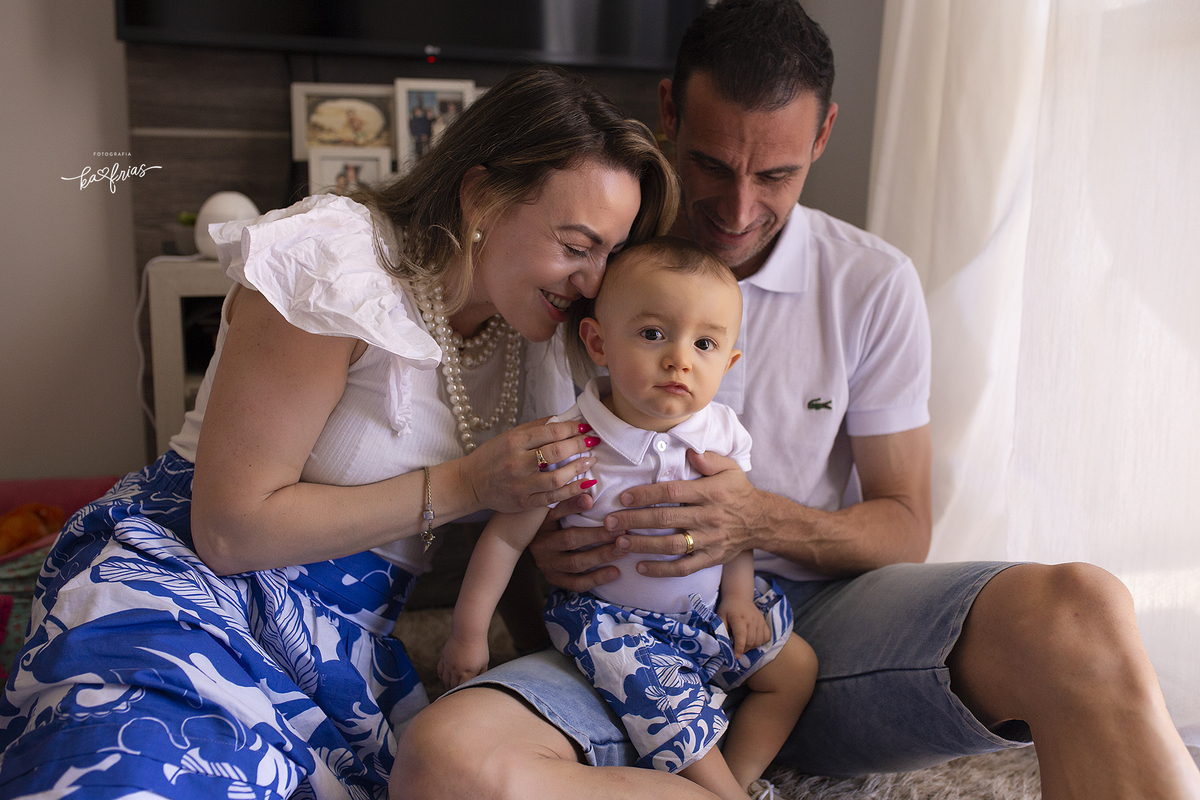 a mae acaricia o filho no ensaio em casa