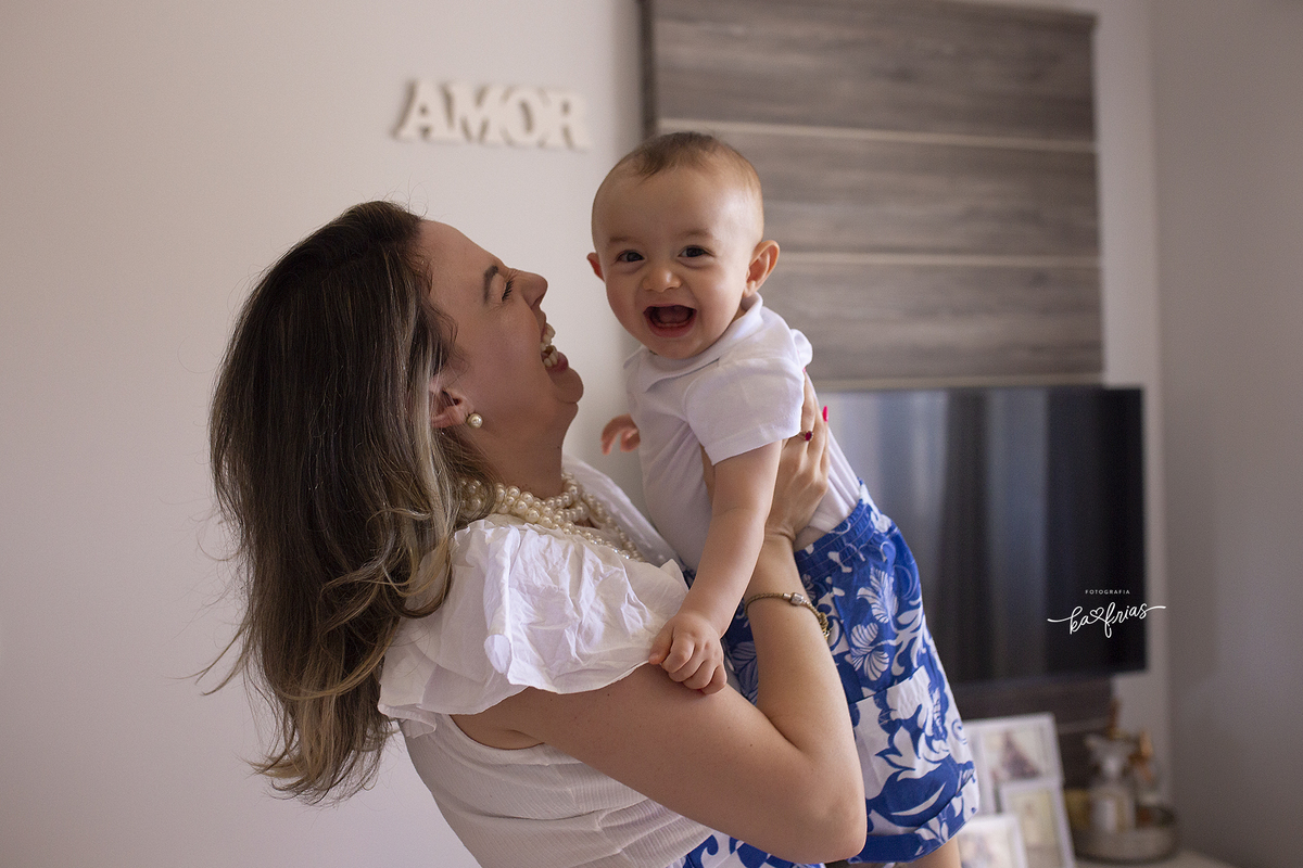 a mae brinca com o filho durante sessão de fotos