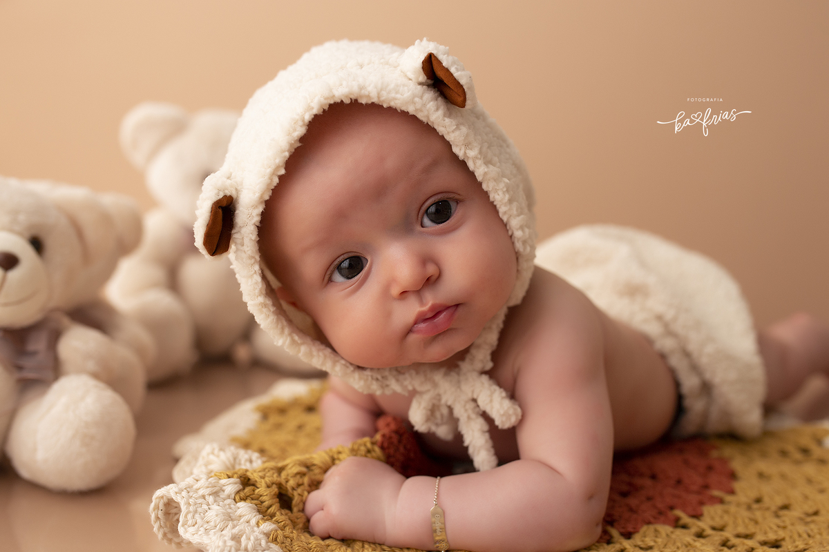 o bebe olha para a fotografa de bebes de caxias do sul, ka frias