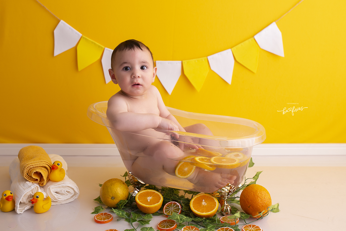 no ensaio infantil, o bebe olha para a fotografa de caxias do sul, ka frias