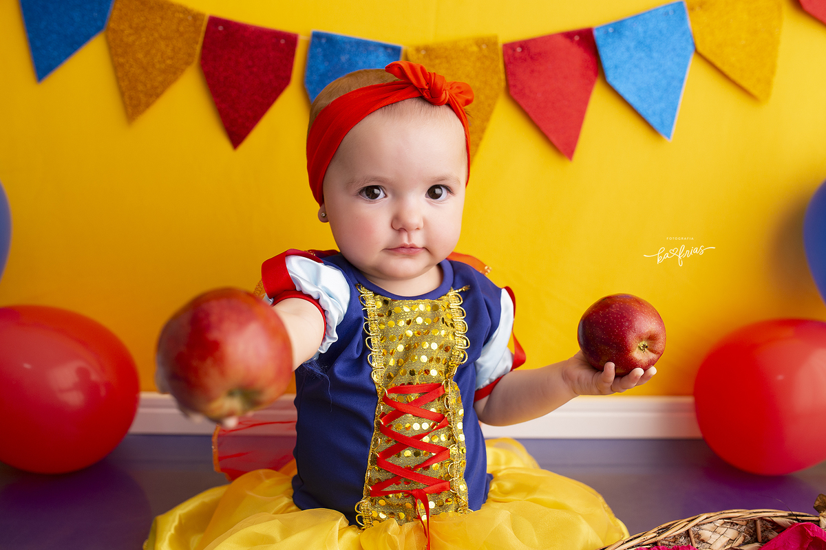 no ensaio a bebe da a maça para a fotografa de bebes de caxias do sul, ka frias