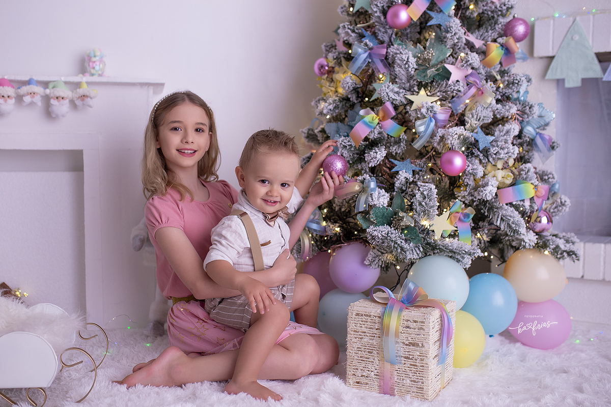 no ensaio infantil os irmaos posam