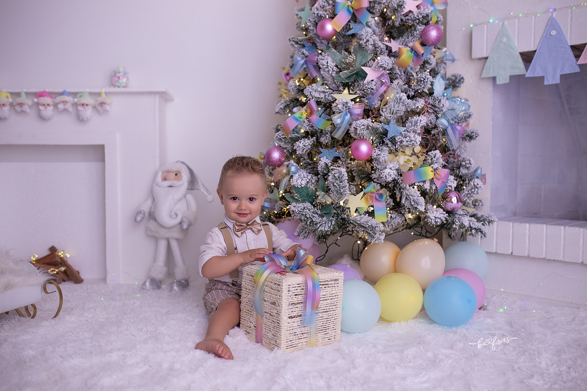 o bebe segura o presente de natal