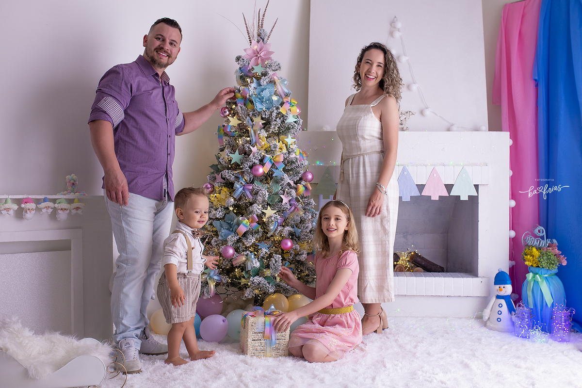 a familia posa para a fotografa de familia de caxias do sul rs
