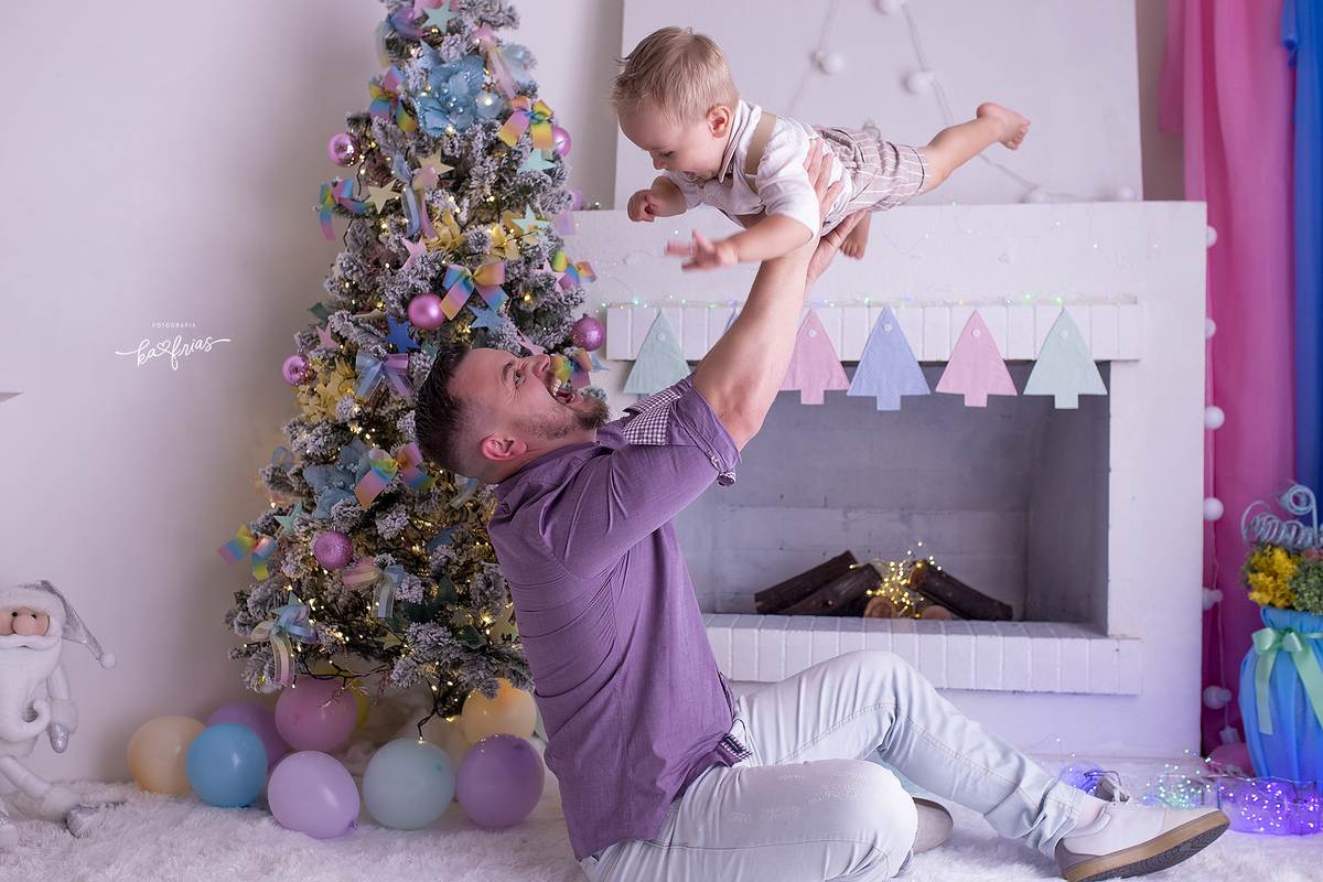 o pai brinca com o filho na sessão em estudio