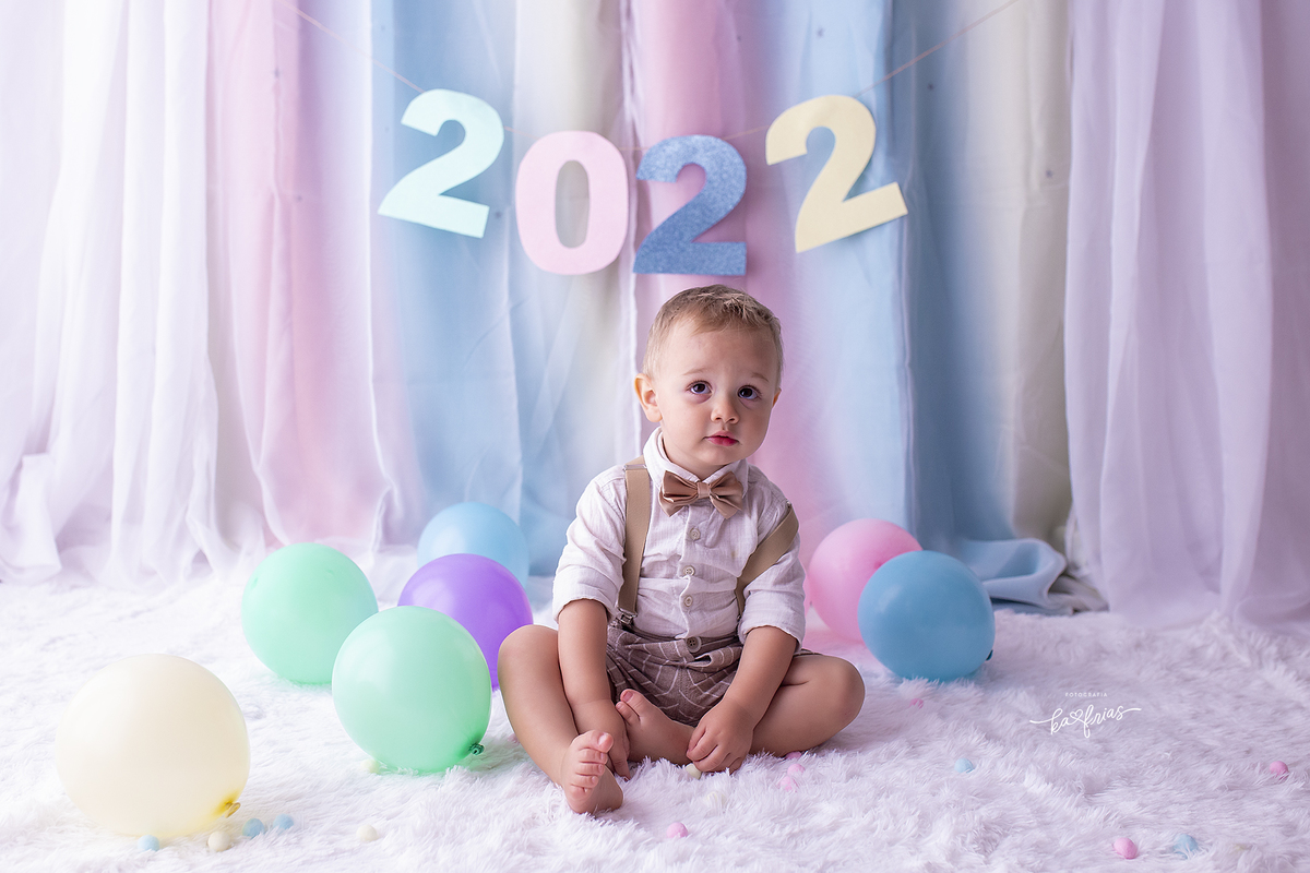 o menino olha para a fotografa de bebes de caxias do sul, ka frias