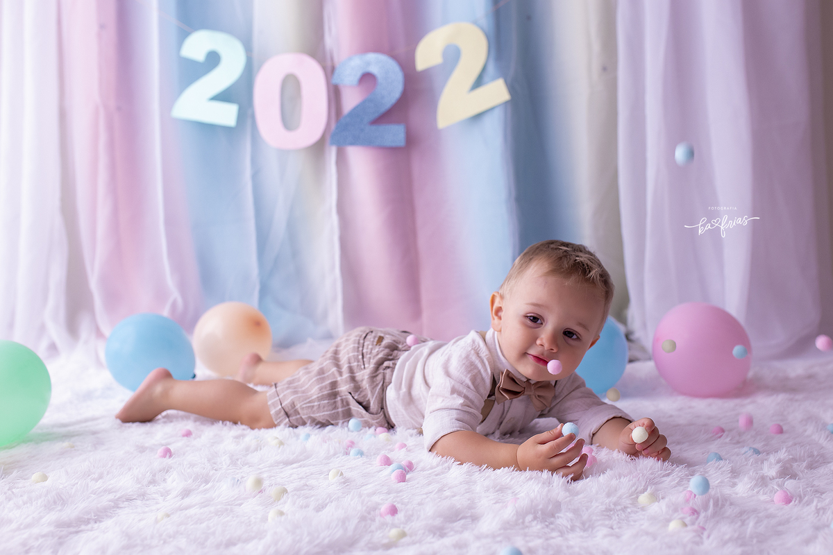 jogamos bolinhas no menino durante a sessão